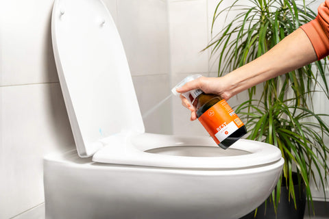 REST-WC-Reiniger-Anwendung-sprühen