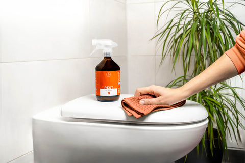 REST-WC-Reiniger-Anwendung-wischen